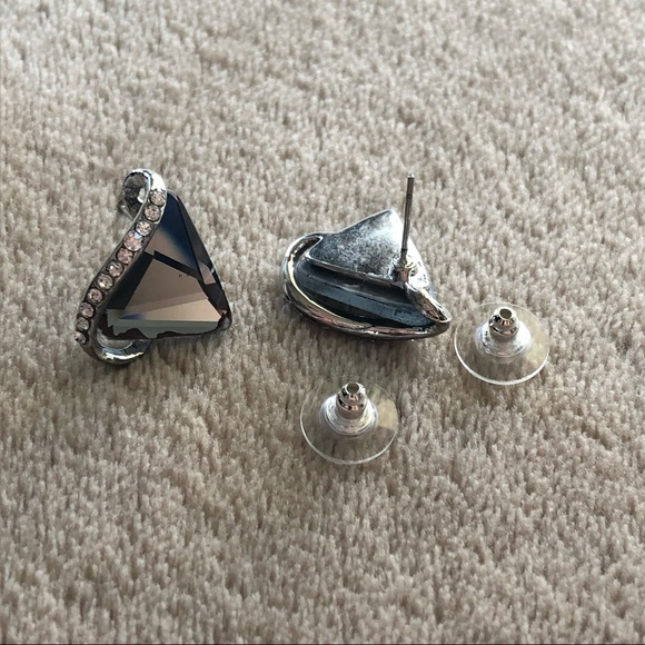 ✨2/$7✨ Earrings: Triangle Earrings, Gray, 1 pair 🛍 Bundle Me! - Picture 4 of 9